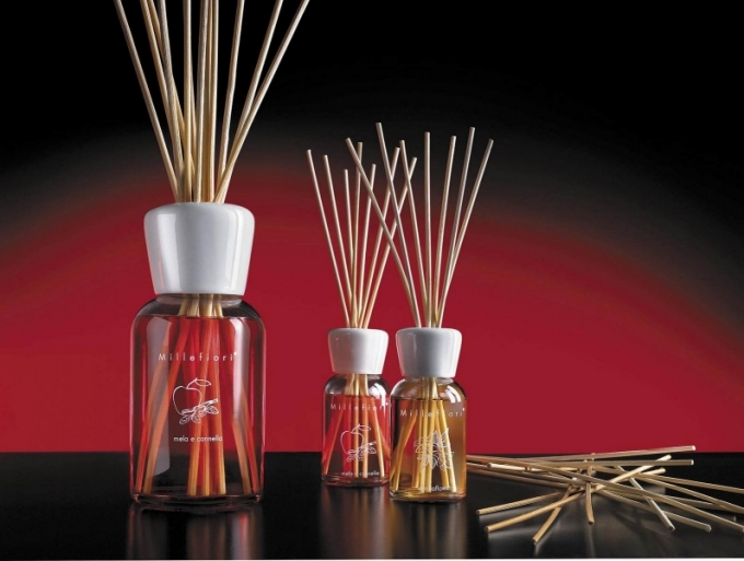 Difuzér z kolekce Natural obsahuje bambusové tyčinky a 250 ml náplně